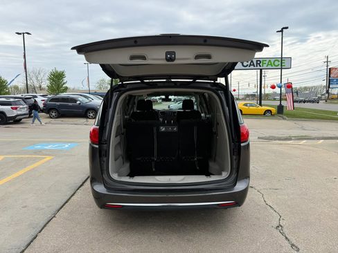Used 2019 Chrysler Pacifica Touring Plus w/ Tire & Wheel Group FWD image 12