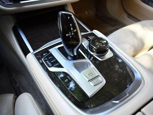 Used 2017 BMW 750i xDrive image 31