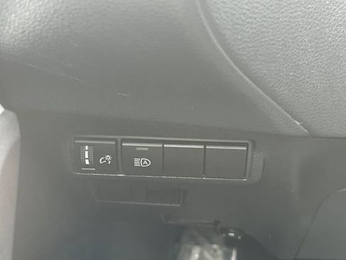 Used 2025 Toyota Corolla Cross LE image 34