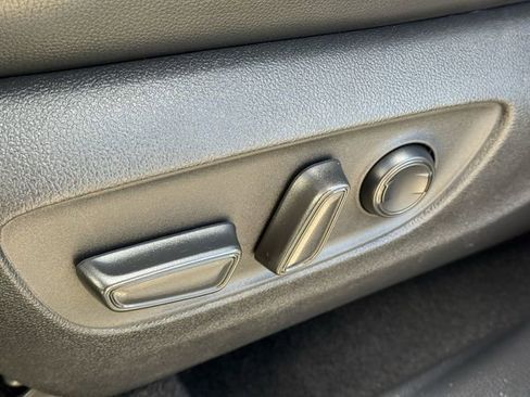 Certified 2023 Toyota Highlander XLE image 28