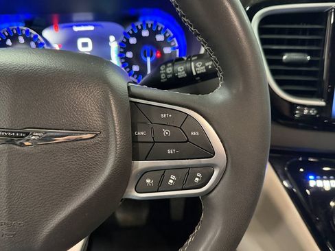Used 2023 Chrysler Pacifica Touring-L FWD image 34