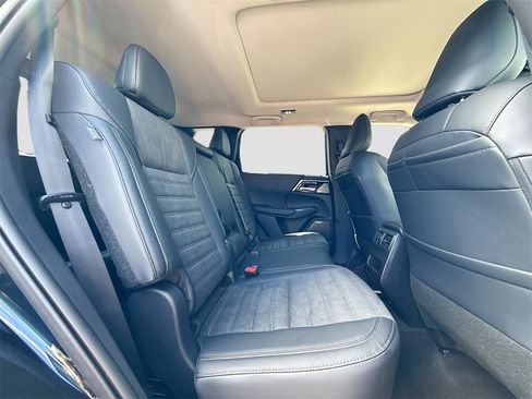 New 2025 Mitsubishi Outlander SE image 30