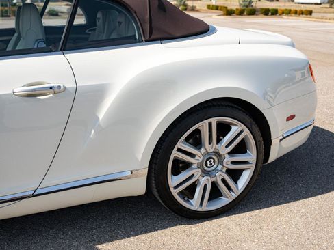 Used 2017 Bentley Continental GT image 19