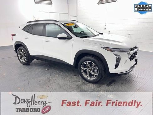 Used 2025 Chevrolet Trax LT w/ LT Convenience Package image 3