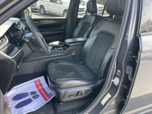 Used 2023 Jeep Grand Cherokee Altitude AWD/4WD image 11