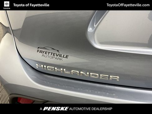 Used 2023 Toyota Highlander XLE AWD/4WD image 3