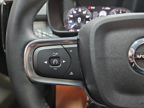 Used 2022 Volvo XC40 T5 Momentum image 29