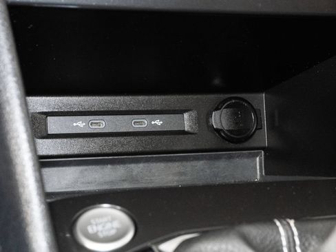 Used 2023 Volkswagen Tiguan SE w/ Panoramic Sunroof Package FWD image 24