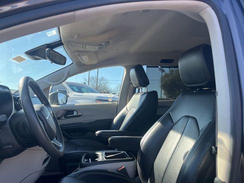 Used 2023 Chrysler Pacifica Touring-L image 6
