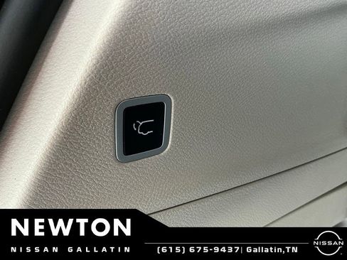 Used 2023 Chrysler Pacifica Touring-L FWD image 18