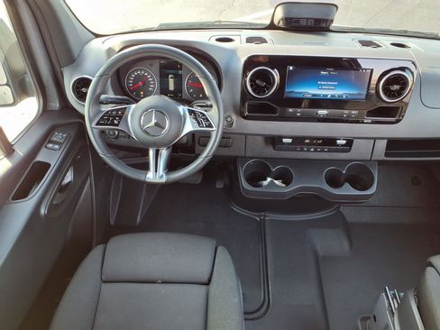 Used 2025 Mercedes-Benz Sprinter 2500 image 4