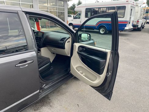 Used 2018 Dodge Grand Caravan SE w/ UConnect Hands-Free Group FWD image 19