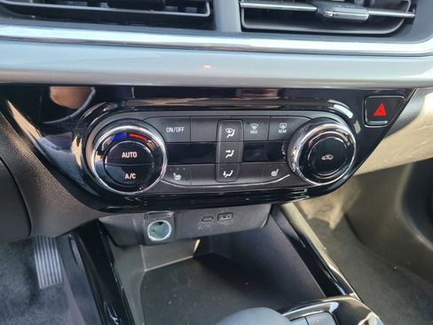 Used 2025 Chevrolet Trax LT w/ LT Convenience Package FWD image 19