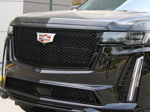 Used 2023 Cadillac Escalade ESV V AWD/4WD image 3