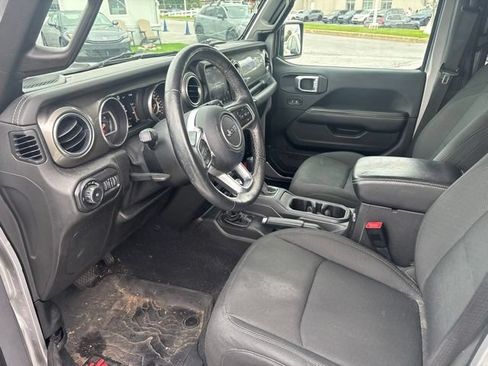 Used 2019 Jeep Wrangler Unlimited Sahara AWD/4WD image 7
