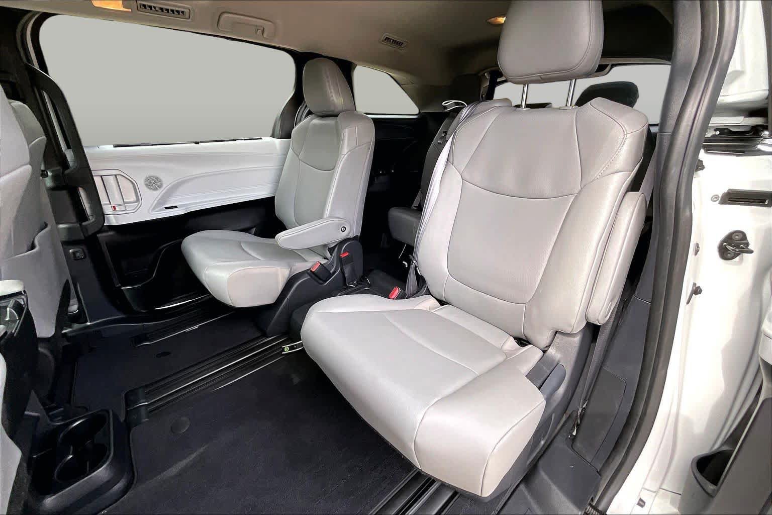 Used 2025 Toyota Sienna XLE FWD image 19