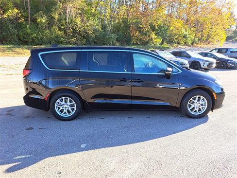 Used 2024 Chrysler Pacifica Touring-L image 6