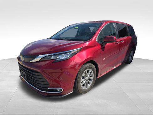 Used 2022 Toyota Sienna XLE FWD image 1