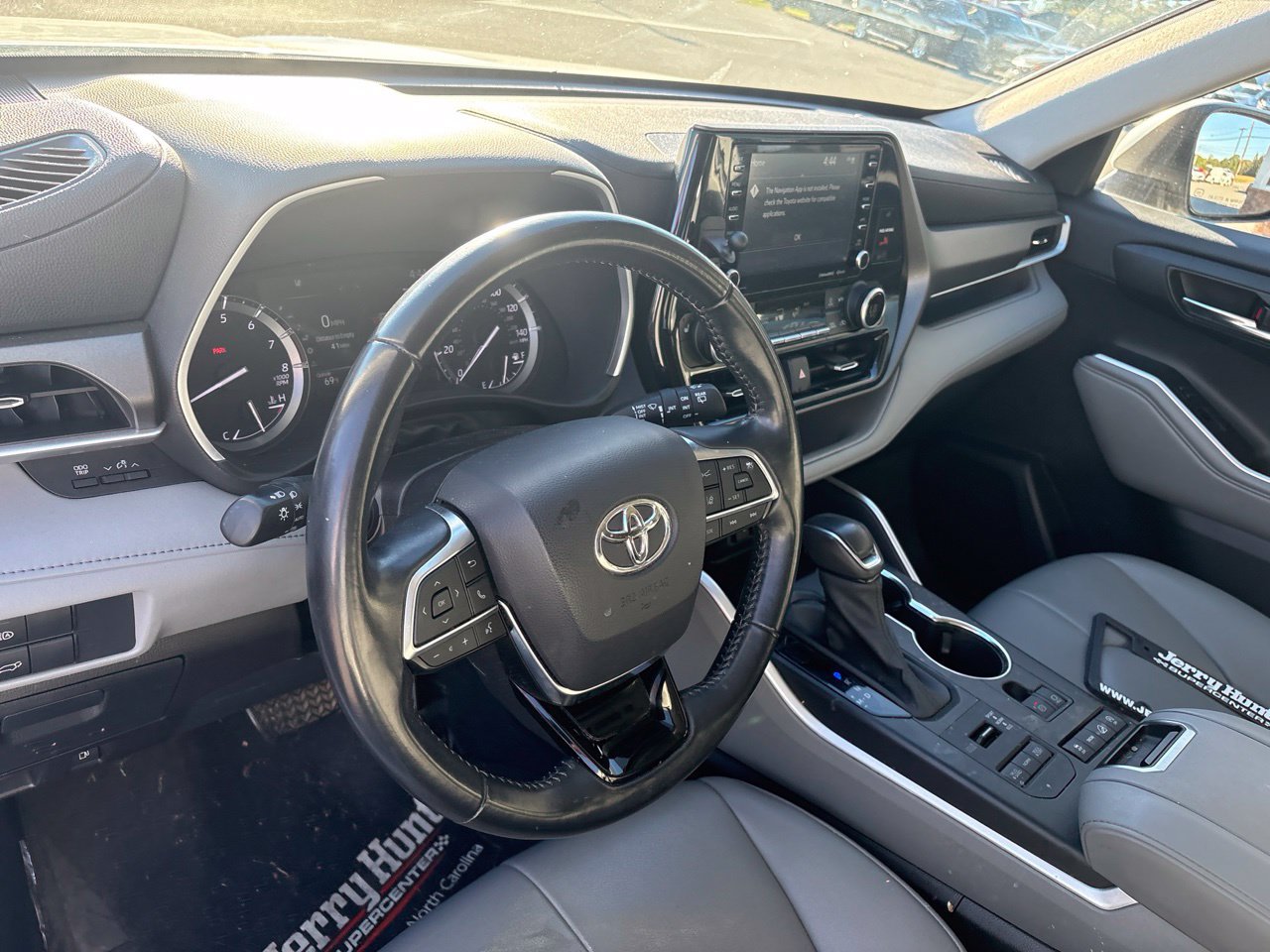 Used 2021 Toyota Highlander XLE AWD/4WD image 4