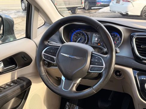 Used 2020 Chrysler Pacifica Touring-L image 19