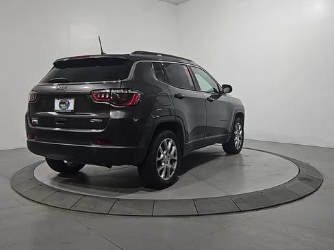 Used 2022 Jeep Compass Latitude w/ Mopar Graphics Package AWD/4WD image 5
