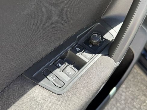 Used 2018 Volkswagen Tiguan S image 5