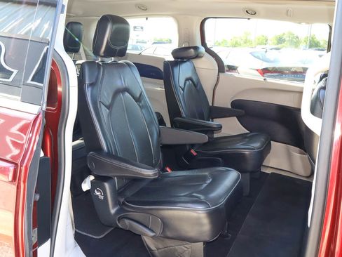 Used 2020 Chrysler Pacifica Limited FWD image 30