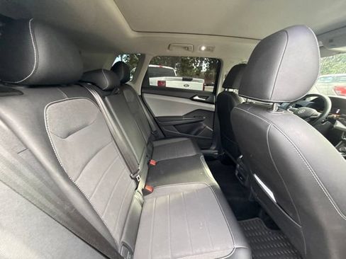 Used 2022 Volkswagen Taos SE w/ Panoramic Sunroof Package FWD image 9
