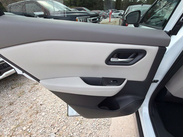 Used 2025 Nissan Rogue SV AWD/4WD image 16