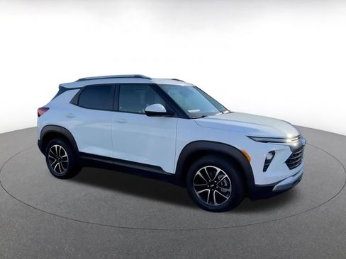 Used 2025 Chevrolet TrailBlazer LT image 2