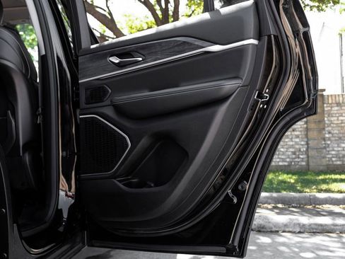 Used 2022 Jeep Grand Cherokee Limited image 57