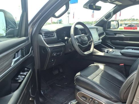 Used 2024 Jeep Wagoneer L Series III w/ Flexible Seating Group AWD/4WD image 6