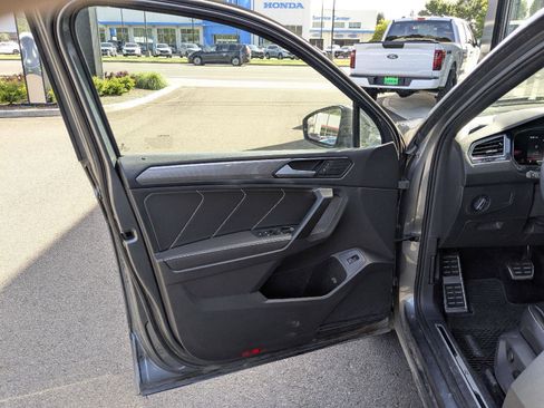 Used 2022 Volkswagen Tiguan SE R-Line AWD/4WD image 16