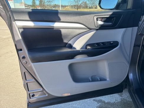 Used 2019 Toyota Highlander XLE image 16