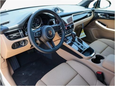Certified 2025 Porsche Macan AWD/4WD image 4