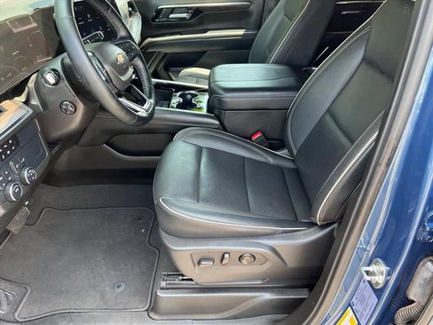 Used 2025 Chevrolet Suburban Premier AWD/4WD image 11