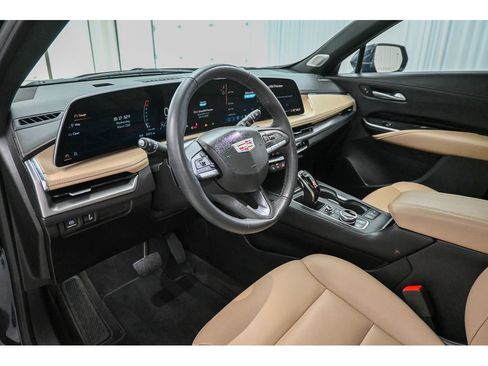 Certified 2024 Cadillac XT4 Luxury w/ Cold Weather Package image 32