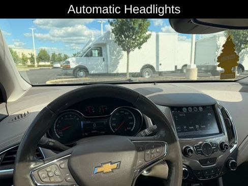 Used 2018 Chevrolet Cruze Premier FWD image 14