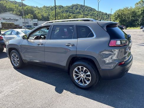 Used 2019 Jeep Cherokee Latitude Plus w/ Cold Weather Group AWD/4WD image 3