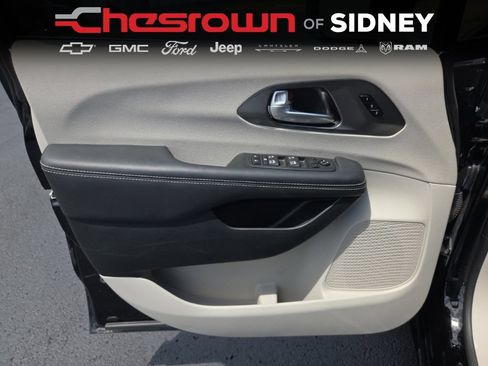 Used 2024 Chrysler Pacifica Touring-L w/ Uconnect Theater Family Group AWD/4WD image 17