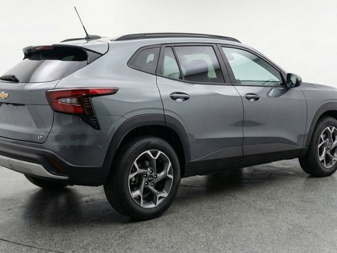 Used 2025 Chevrolet Trax LT FWD image 9