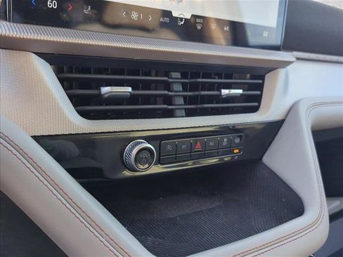 Used 2025 Ford Explorer Active w/ Active Comfort Package RWD image 22