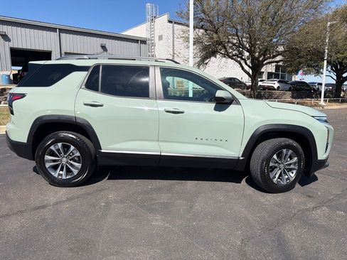 Used 2025 Chevrolet Equinox LT w/ Convenience Package II image 2