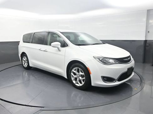 Used 2018 Chrysler Pacifica Touring Plus w/ Tire & Wheel Group FWD image 10