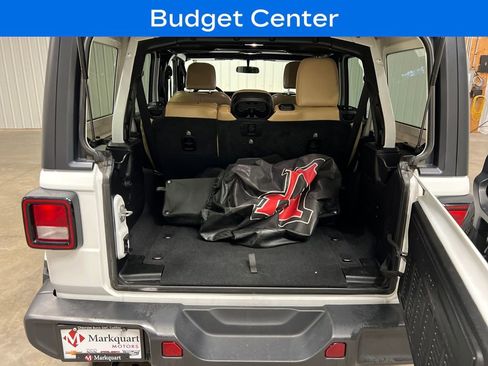 Used 2018 Jeep Wrangler Unlimited Sahara w/ Cold Weather Group AWD/4WD image 11