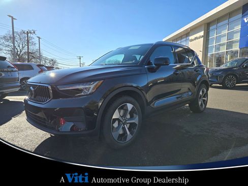 Used 2025 Volvo XC40 B5 Core w/ Protection Package Premier image 4