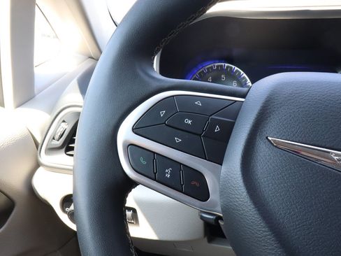 Used 2023 Chrysler Pacifica Touring-L FWD image 29