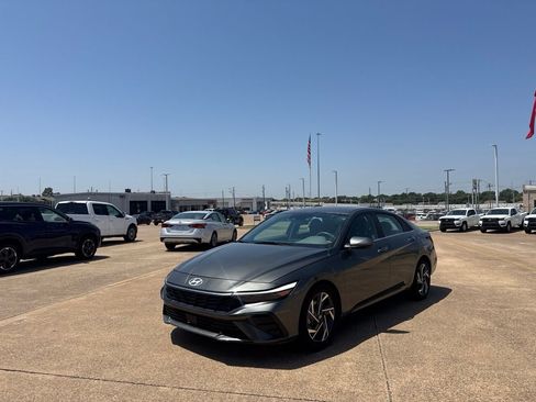 Used 2025 Hyundai Elantra SEL FWD image 8