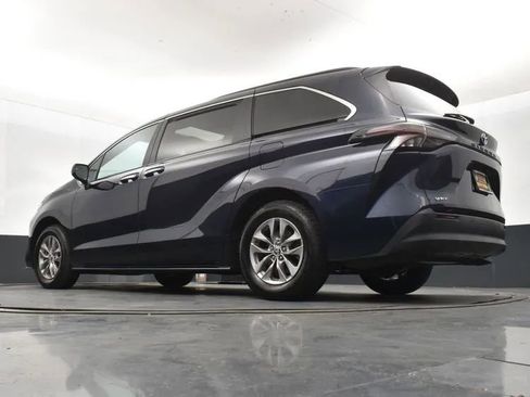Used 2025 Toyota Sienna XLE image 12
