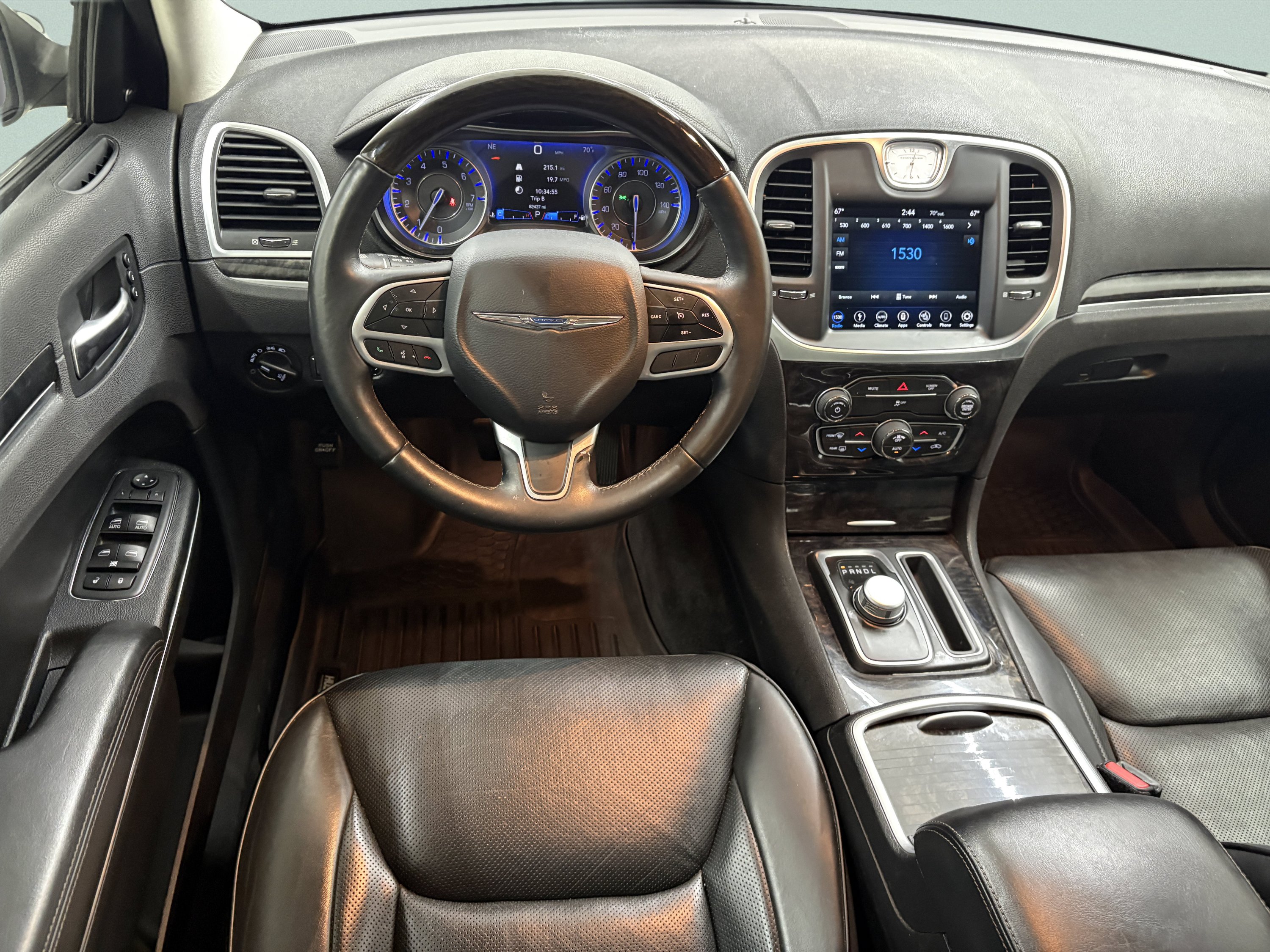Used 2018 Chrysler 300 Limited AWD/4WD image 9